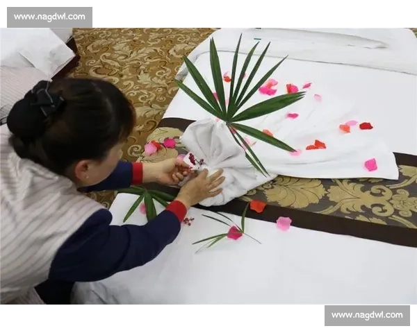 客房铺床比赛大比拼 看谁能最快完成完美床铺 客房铺床比赛大比拼 看谁能最快完成完美床铺