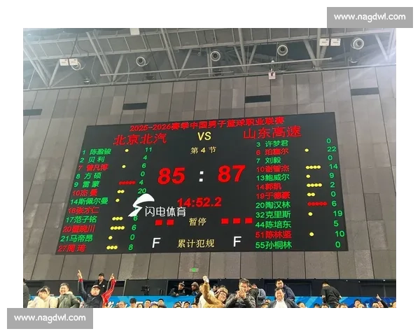 山东高速男篮精彩对决回顾全场激烈拼抢瞬间集锦 山东高速男篮精彩对决回顾全场激烈拼抢瞬间集锦